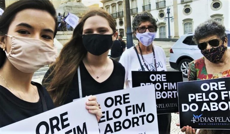 Voluntárias de 40 Dias pela Vida, na vigília pacífica do Rio de Janeiro, seguram placas com o texto: Ore pelo fim do aborto.